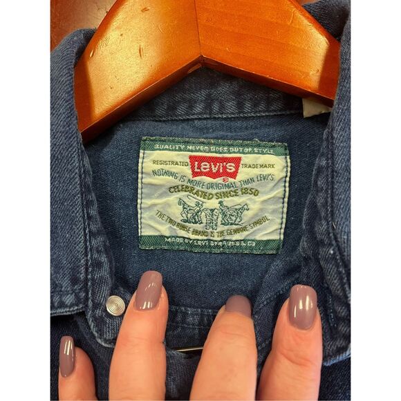 Vintage Levi’s Darker Blue Denim Button Up Shirt sz M EUC - Picture 5 of 7